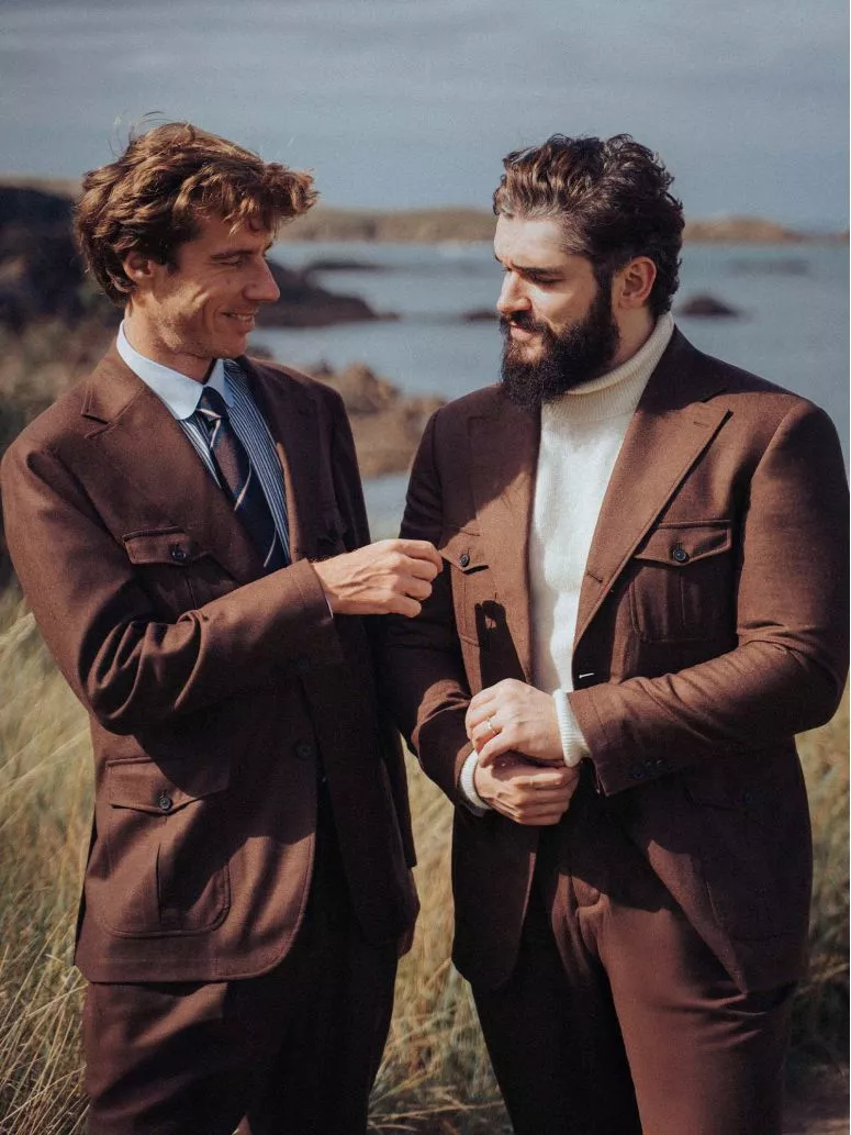 Cravate club marron à rayures bleues