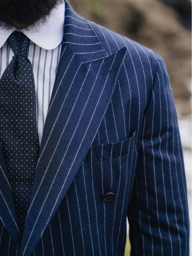 Cravate en soie bleu marine à pois