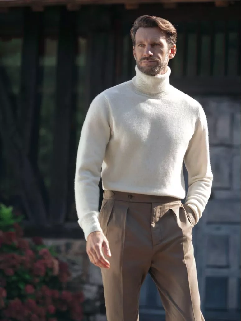 Pull col roulé en laine écru