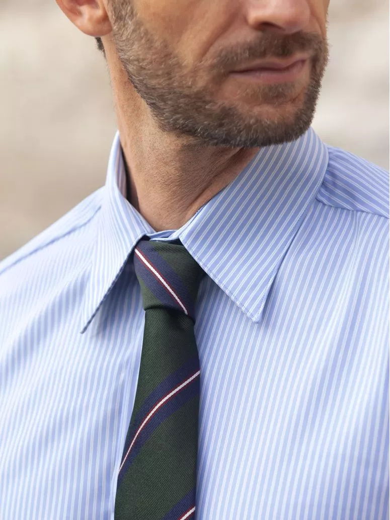 Cravate club verte à rayures bleues