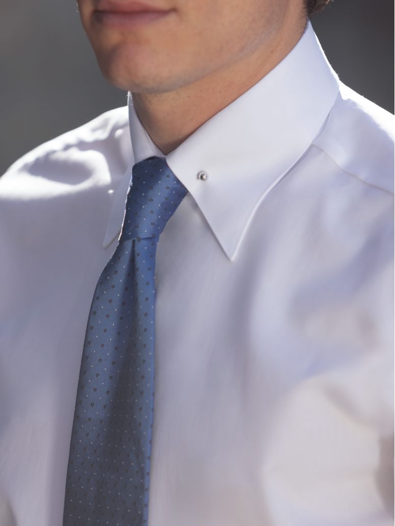 Cravate en soie bleu ciel à pois