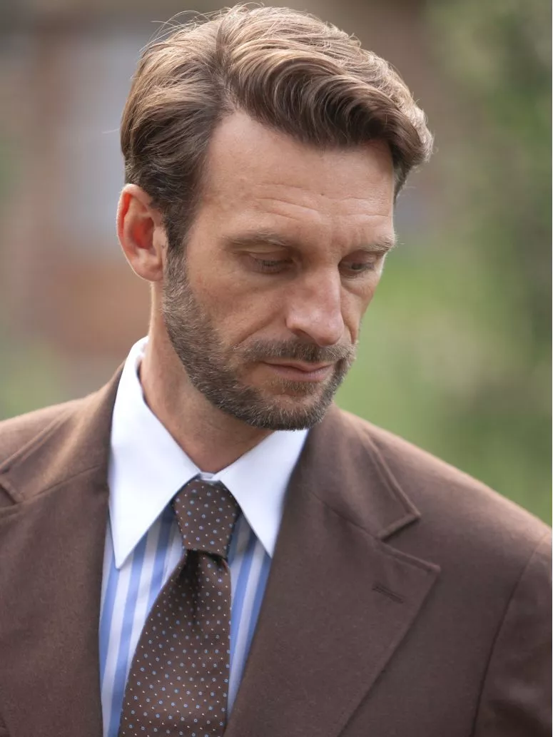 Cravate en soie marron à pois