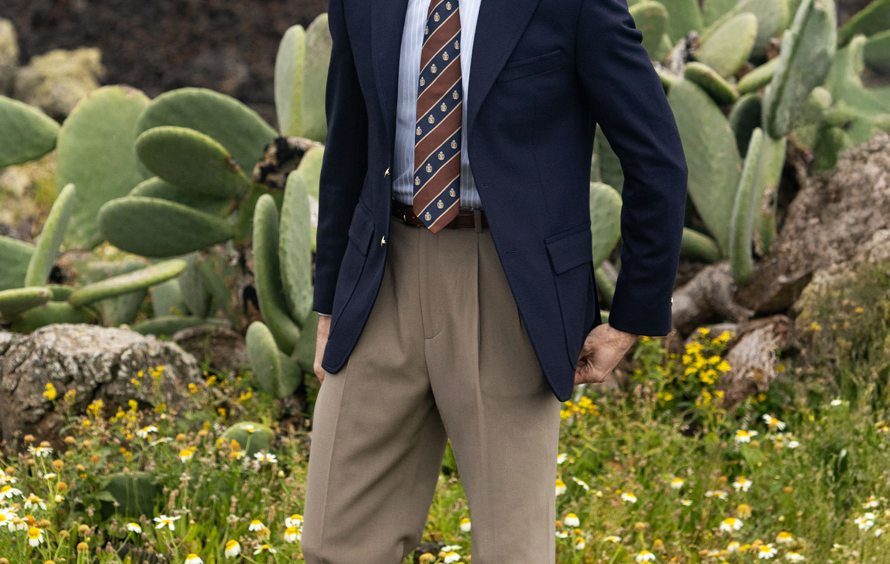 Look business avec blazer droit Fresco, pantalon taille haute et chemise rayée