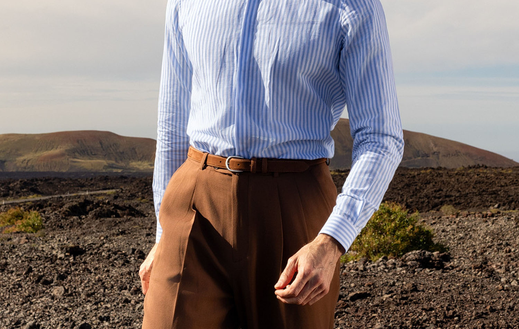 Look estival avec pantalon taille haute en laine marron et chemise rayée à col inversé
