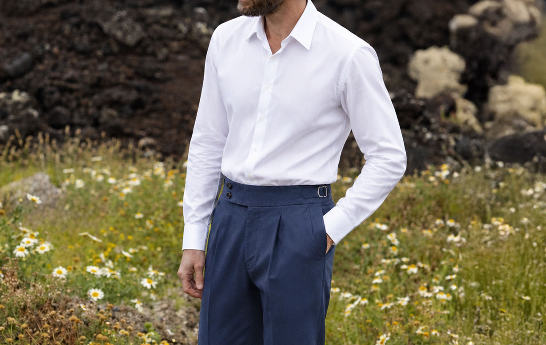 Look casual chic avec pantalon chino Braga bleu marine et chemise blanche