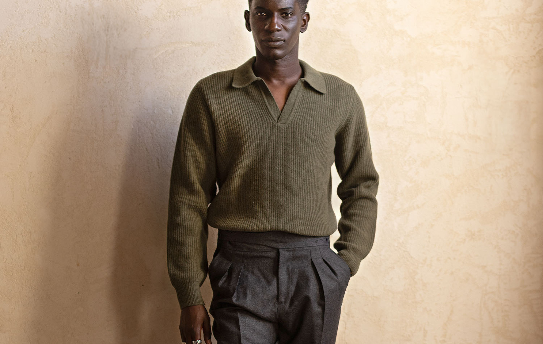 Look automnal avec pantalon Gurkha gris et pull à col polo kaki