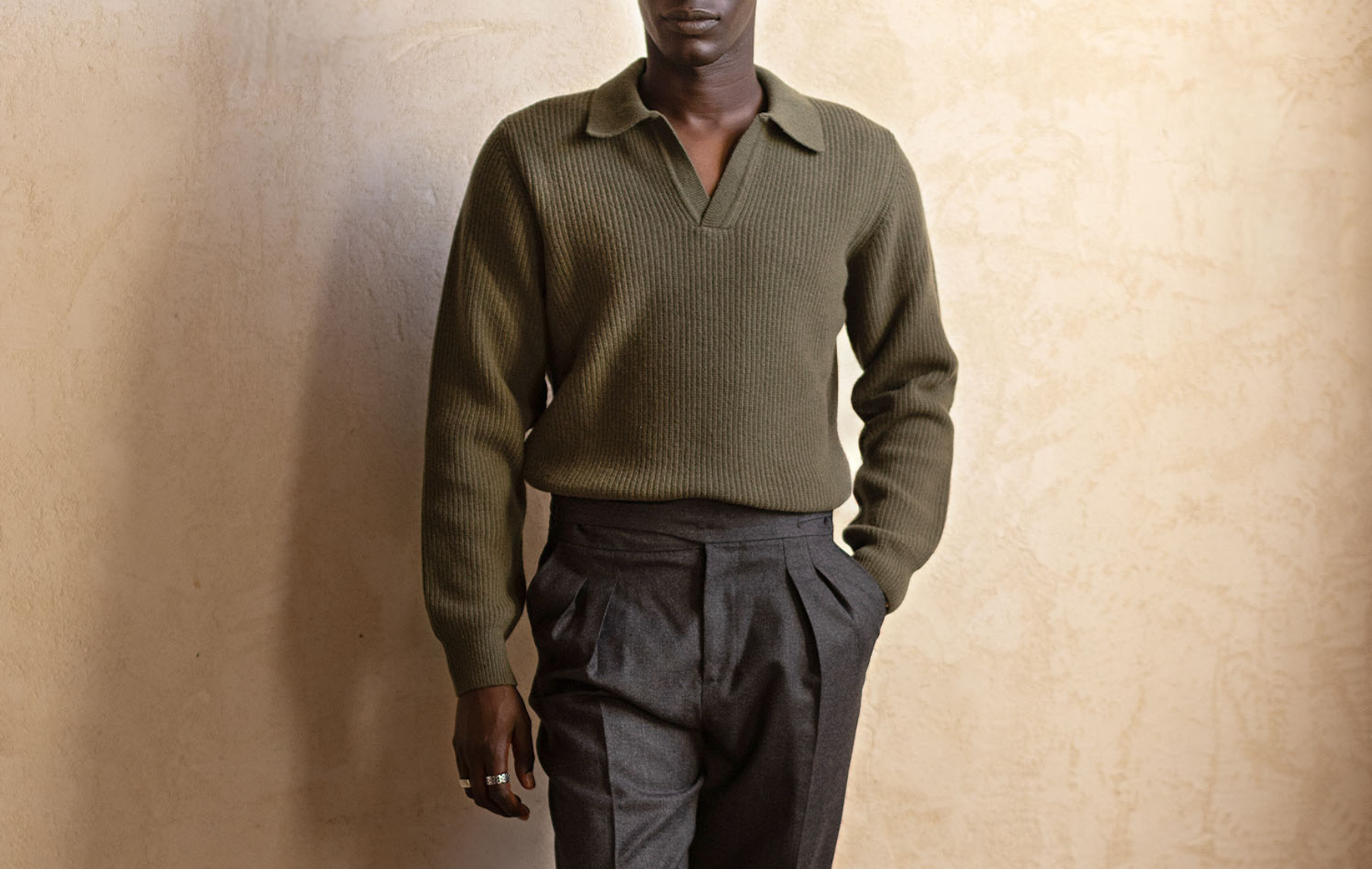 tenue pull col polo et pantalon à pinces tendance