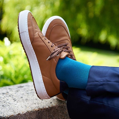 Les chaussettes en coton bleu