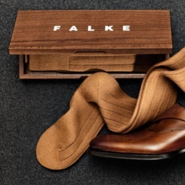 La paire de chaussettes à .... 860€
