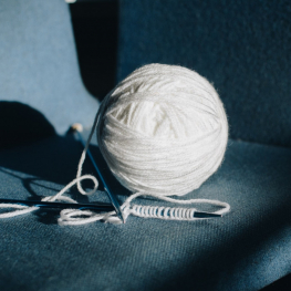 La cravate en tricot : du fond du tiroir au devant de la scène !